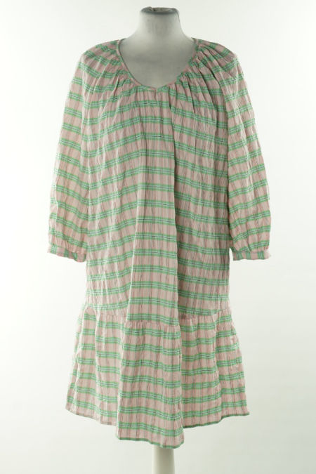 Sukienka jasnoróżowa w zieloną kratkę