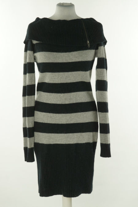 Sukienka sweterkowa pasiasta