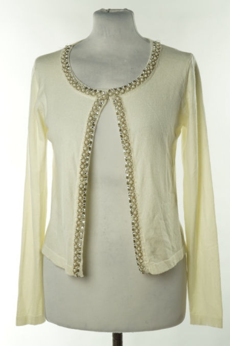 Narzutka kremowa z biżuteryjnym wykończeniem