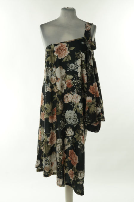 Sukienka czarna w kwiatki na jedno ramię