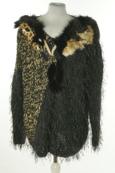 Sweter czarny z złotą wstawką