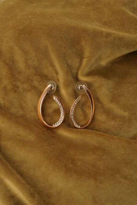 kolczyki w kolorze rose gold z ozdobnymi  cyrkoniami