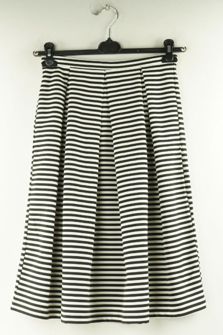Spódnica biała w czarne paski 