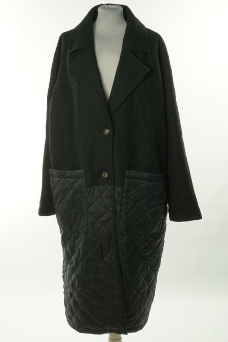 Płaszcz czarny z pikowanym dołem