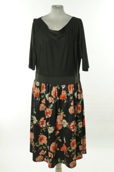 Sukienka czarna z kwiecistym dołem