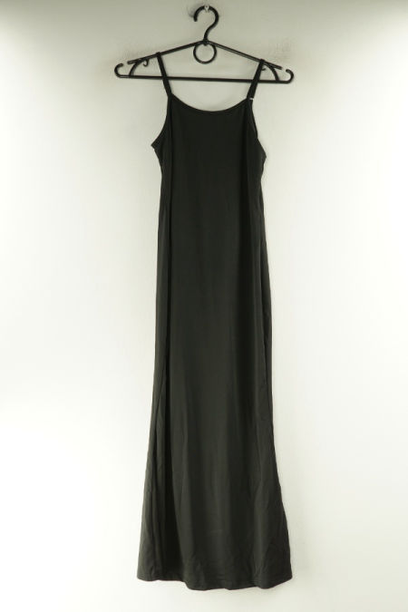 Sukienka czarna na cienkich ramiączkach