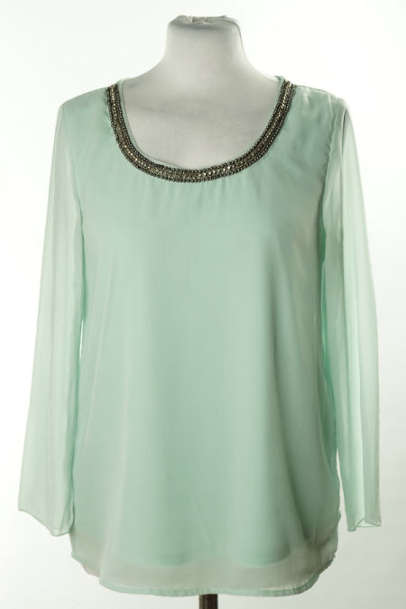 Bluzka miętowa w zdobieniem biżuteryjnym