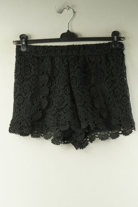 Krótkie spodenki czarne z ażurowym wierzchem