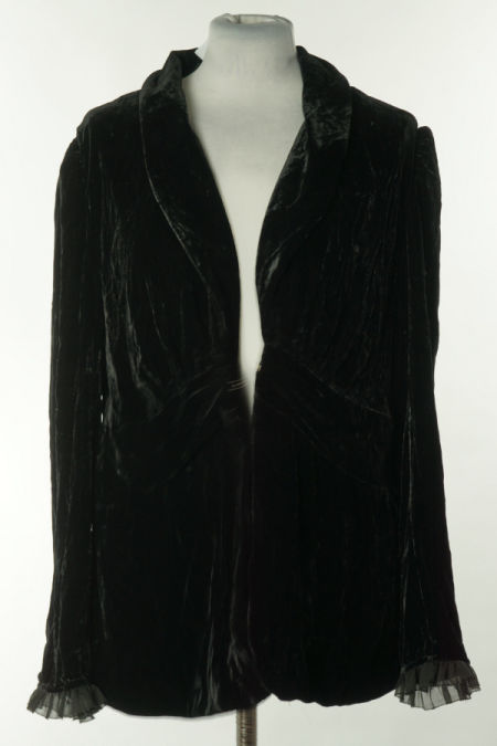 Narzutka czarna welurowa zapinana na haftkę