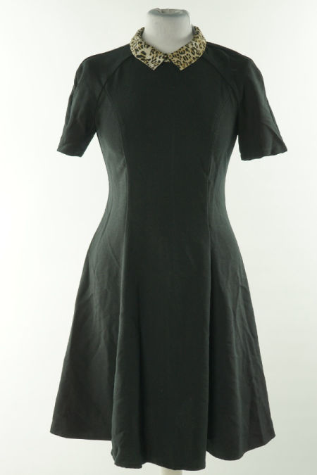 Sukienka czarna z beżowym kołnierzykiem