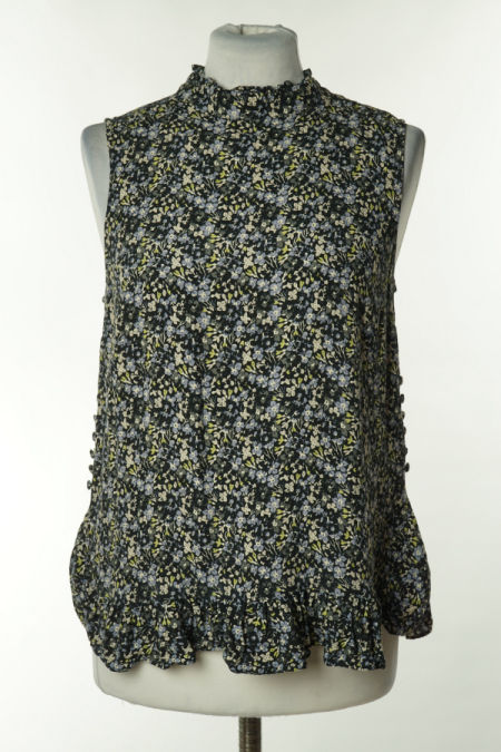 Bluzka czarna w kwiaty z falbaną na dole