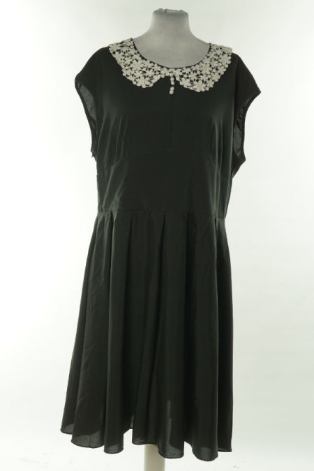 Sukienka czarna z ażurowym białym kołnierzykiem