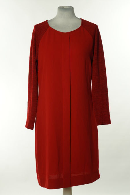 Sukienka czerwona ze sweterkowymi rękawami