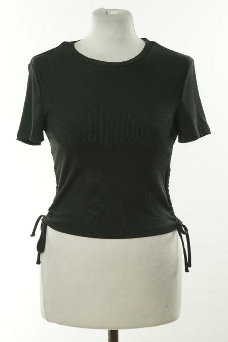Koszulka czarna prążkowana z marszczeniem