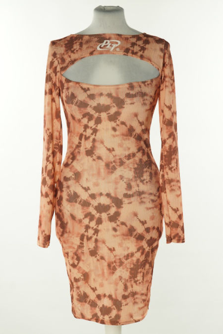 Sukienka brzoskwiniowa wzorzysta