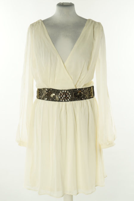 Sukienka kremowa z ozdobnym pasem