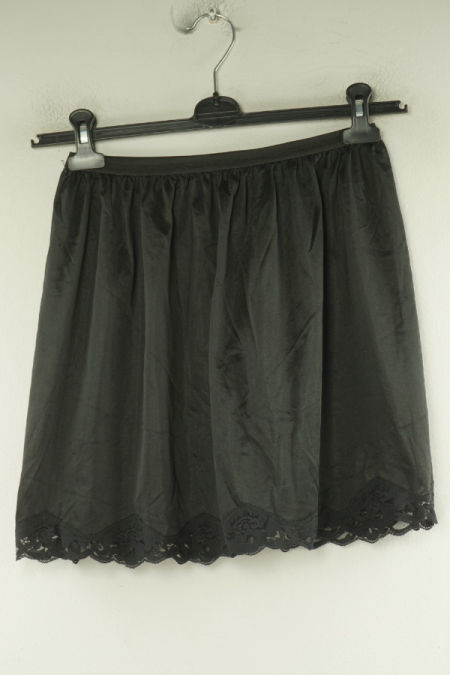 Halka czarna z koronką