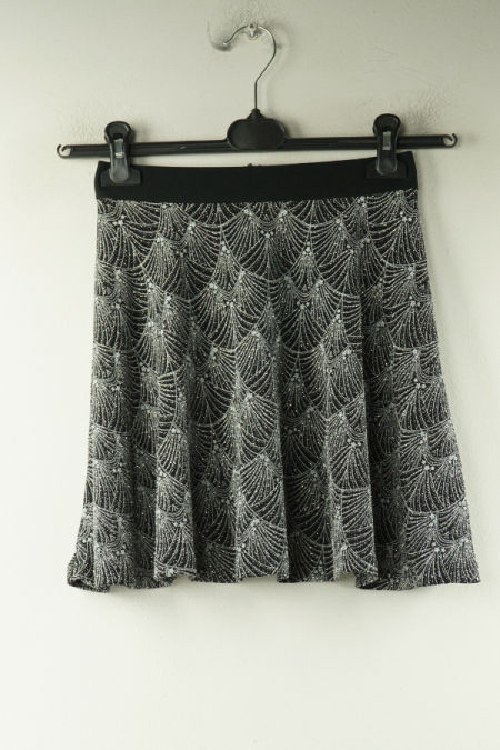 Spódnica z błyszcząca nitką czarna  w białe wzory