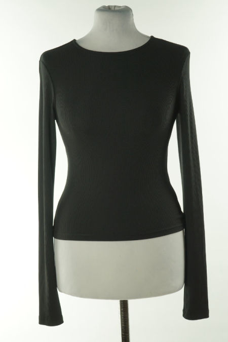 Bluzka czarna z długim rękawem i wycięciami 