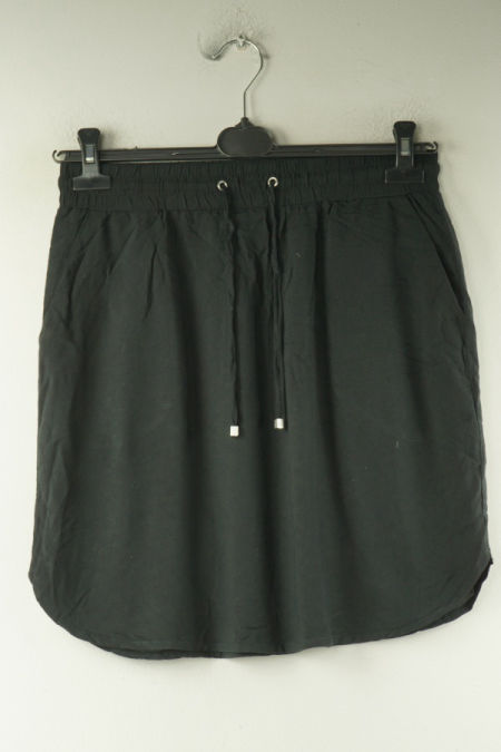 Spódnica czarna z gumką w pasie