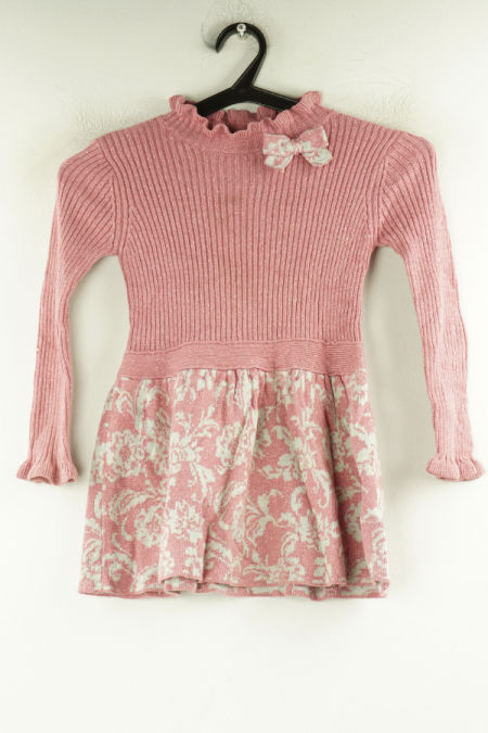 Sukienka sweterkowa różowa w szare kwiaty