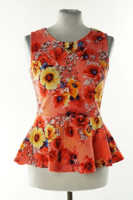 Bluzka czerwona w kwiaty z baskinką