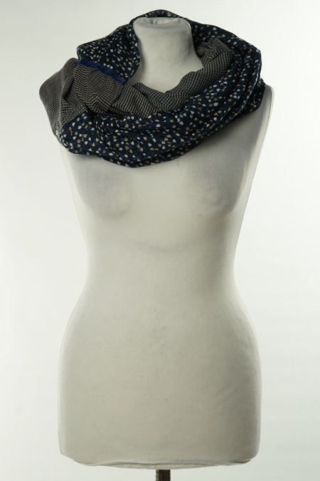 Komin granatowy w ciapki i kratkę