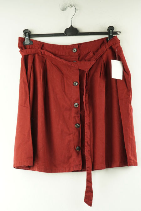 Spódnica burgundowa z guziczkami 