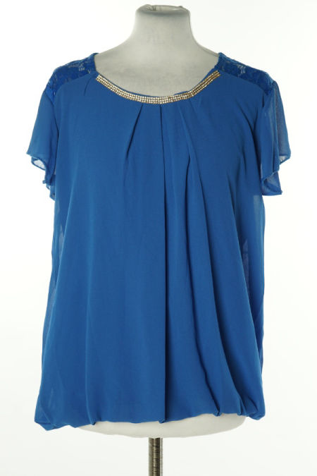 Bluzka niebieska z koronkową wstawką i biżuteryjnym zdobieniem