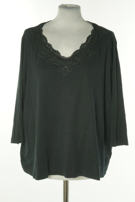 Bluzka czarna ze zdobieniem przy dekolcie