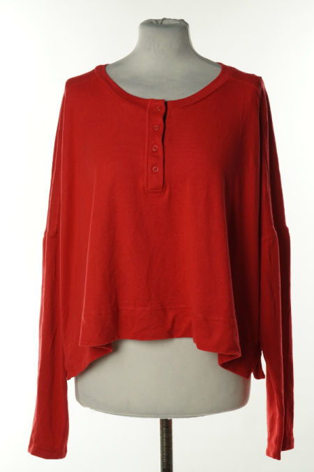 Bluzka czerwona z guzikami przy dekoldzie