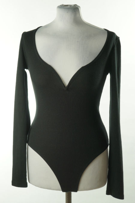 Body z wyciętym dekoltem 
