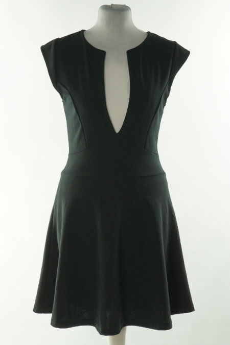 Sukienka czarna z głębokim dekoltem