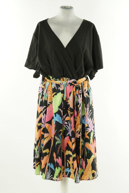 Sukienka czarna z kwiecistym dołem