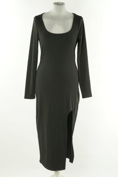 Sukienka czarna prążkowana z rozcięciem