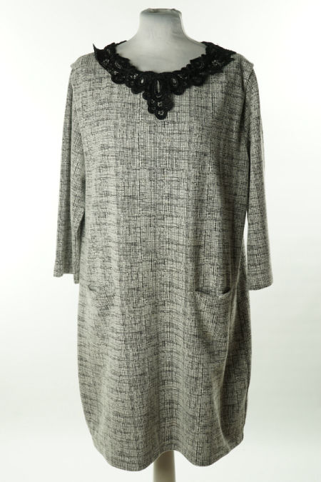 Sukienka szaro-czarna z ażurowym zdobieniem przy dekolcie