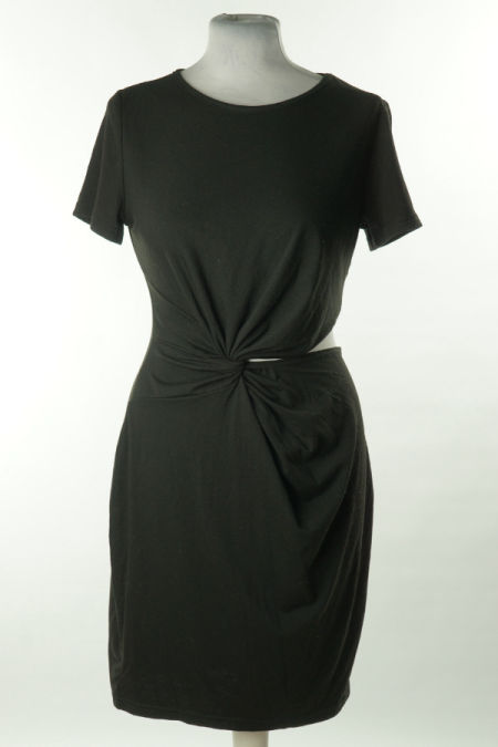 Sukienka czarna z wycięciem na brzuch