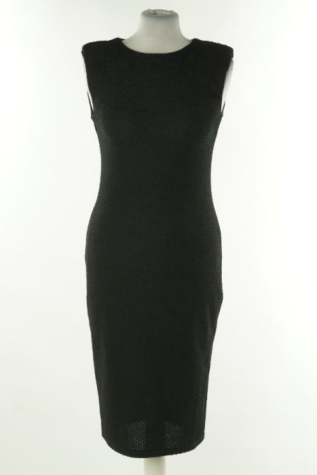 Sukienka czarna z poduszkami na ramionach