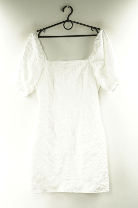 Sukienka biała wytłaczana