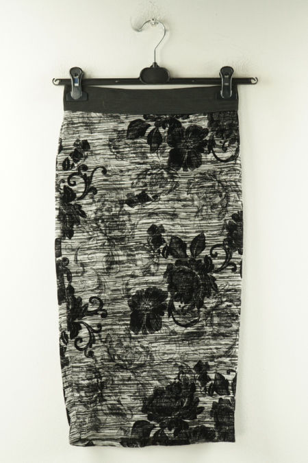 Spódnica szaro-biała w kwiatki i paski