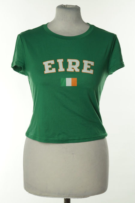 Top zielony z białym napisem