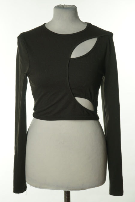 Top czarny z wycięciami