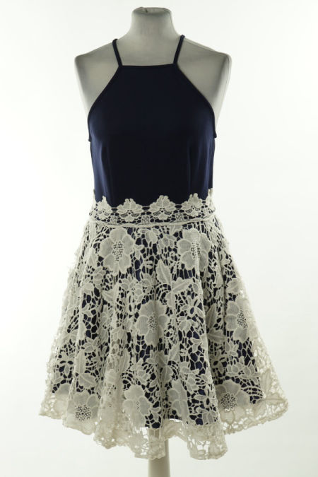 Sukienka fioletowa z białą wstawką koronkową