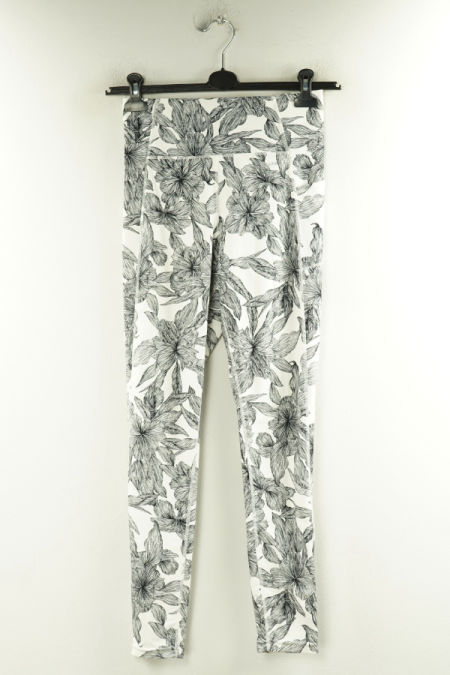 Legginsy białe w czarnbe kwiaty
