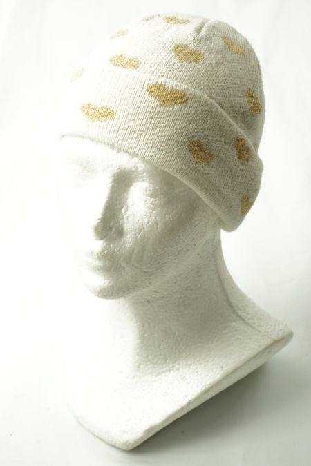 Czapka kremowa w serca