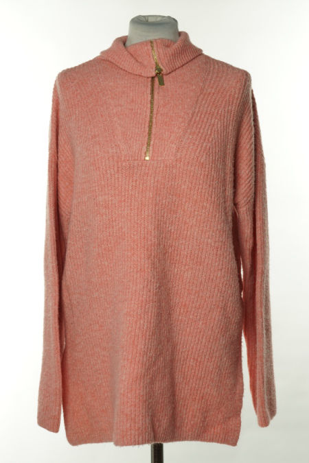 Sweter różowy z wysokim kołnierzem