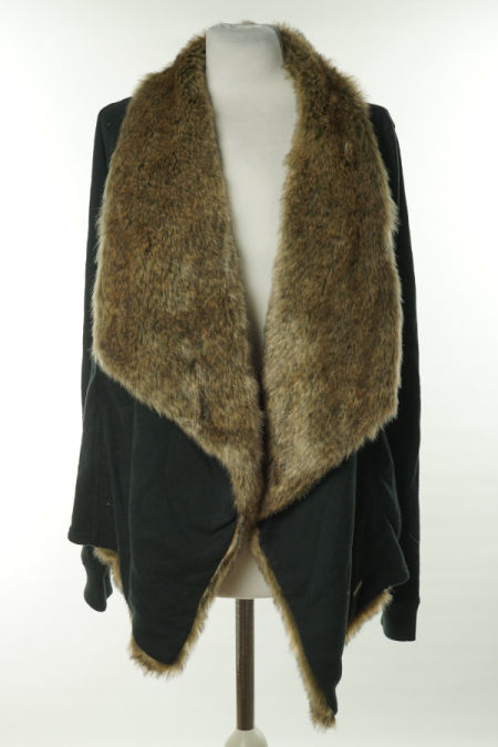 Narzutka czarna ze sztucznym futerkiem