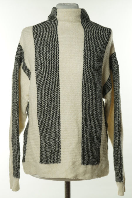 Sweter biały w czarne paski