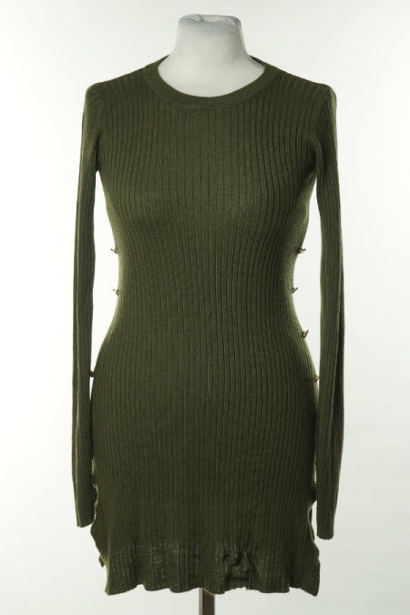 Sukienka ciemnozielona prążkowana z ozdobnymi guzikami