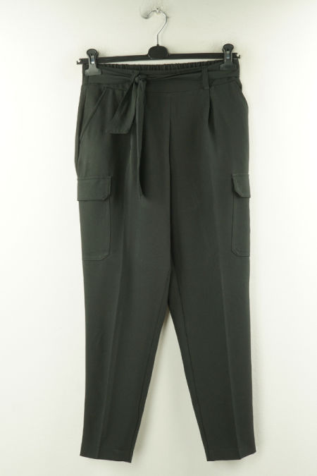 Spodnie czarne z dużymi kieszeniami i paskiem